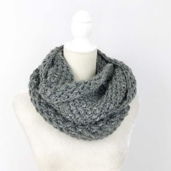 Old Navy Accessories - NEW Old Navy Gray Chunky Knit Soft Infinity Scarf